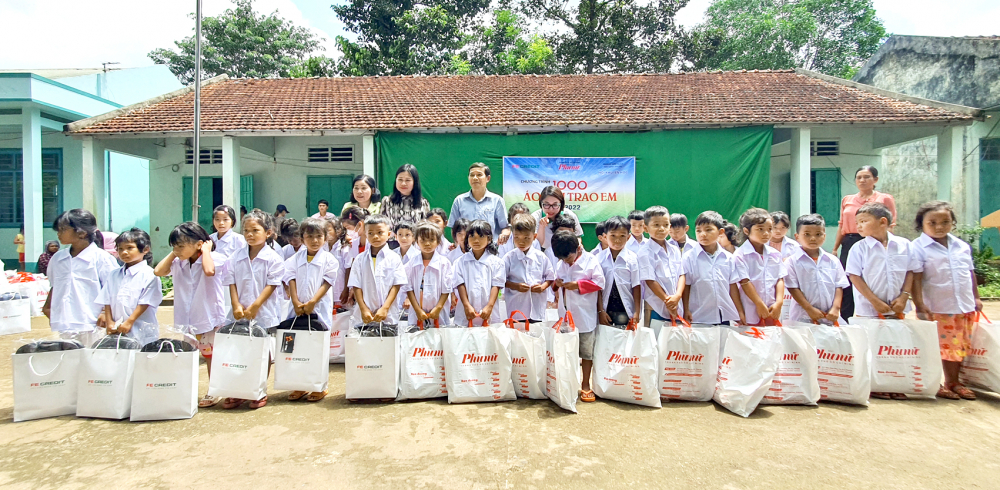 Chương trình “1.000 áo mới trao em” của Báo Phụ Nữ TP.HCM được thực hiện tại điểm trường Bù Dinh, xã Thanh An, H.Hớn Quản, tỉnh Bình Phước - ảNH: pHÙNG huY