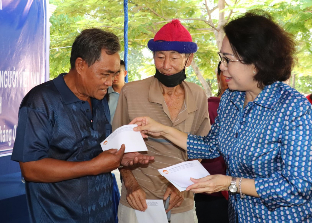 Chủ tịch Ủy ban MTTQ Việt Nam TPHCM Tô Thị Bích Châu tặng quà kiều bào có hoàn cảnh khó khăn tại tỉnh Attapeu.