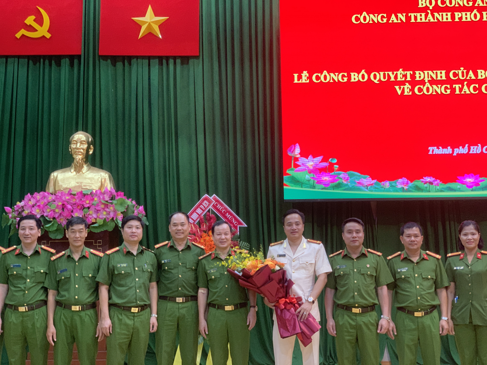 Lãnh đạo UBND TP, Bộ Công an, Công an TPHCM chúc mừng chụp hình cùng Đại tá Mai Hoàng.