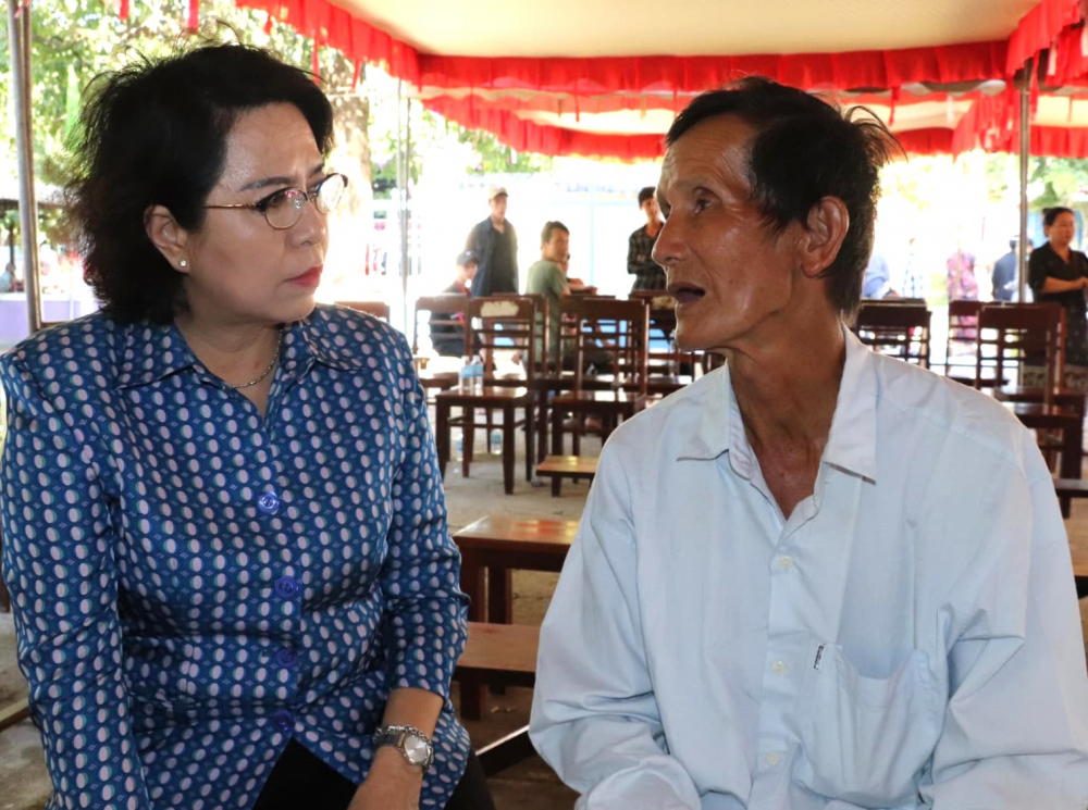 Chủ tịch Ủy ban MTTQ Việt Nam TPHCM Tô Thị Bích Châu trao đổi với một kiều bào đang sinh sống tại Lào.
