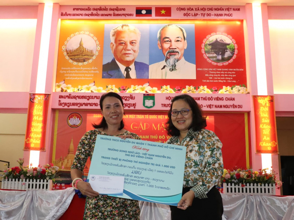 Đoàn công tác trao quà cho Trường Song ngữ Việt - Lào Nguyễn Du tại Thủ đô Viêng Chăn.