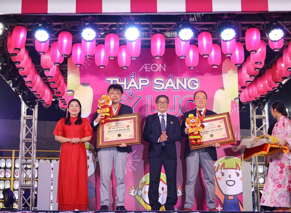 Đại diện VIETKINGS trao 2 chứng nhận kỷ lục Việt Nam cho đại diện AEON Việt Nam - Ảnh: AEON Việt Nam