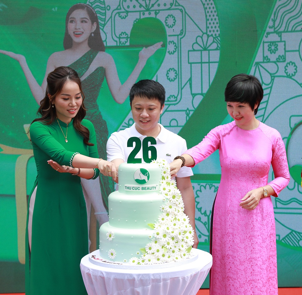 Ban lãnh đạo cắt bánh sinh nhật đánh dấu tuổi 26 đáng tự hào của Thu Cúc - Ảnh: BVTM Thu Cúc