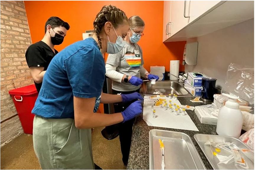 Các nhân viên y tế chuẩn bị vắc-xin đậu mùa cho khỉ tại một phòng khám phi lợi nhuận ở Chicago