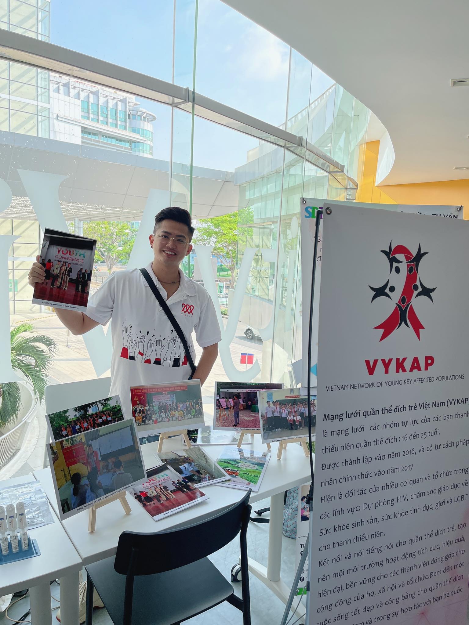  Mạng lưới quần thể đích trẻ Việt Nam (Vietnam Network Of Young Key Affected Populations - VYKAP) với nhiều hoạt động ý nghĩa kết nối các bạn trẻ LGBT - Ảnh: VUTT Décor