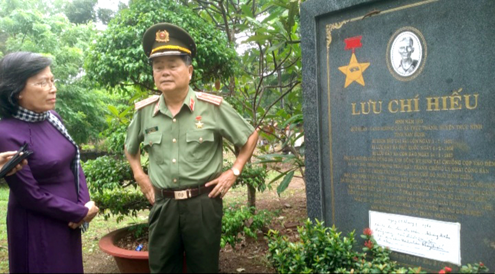 Trước phần mộ nhà cách mạng Lưu Chí Hiếu ở Nghĩa trang Hàng Dương, Trung tướng Châu Văn Mẫn kể về những hoạt động đấu tranh  của Đảng bộ Lưu Chí Hiếu ra đời ngay trong chốn lao tù Côn Đảo