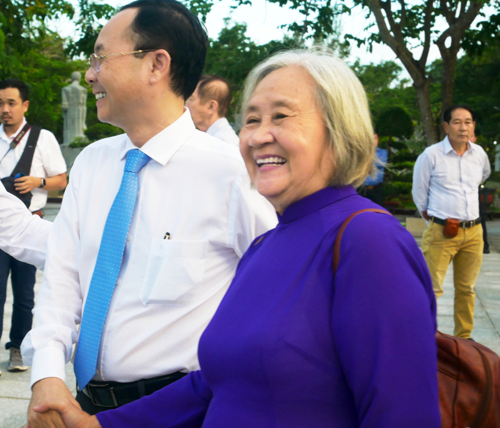 Sự hy sinh của cha, anh còn sống mãi Bà Đoàn Lê Phong tại chuyến công tác của TP.HCM thăm Côn Đảo giữa tháng 7/2022