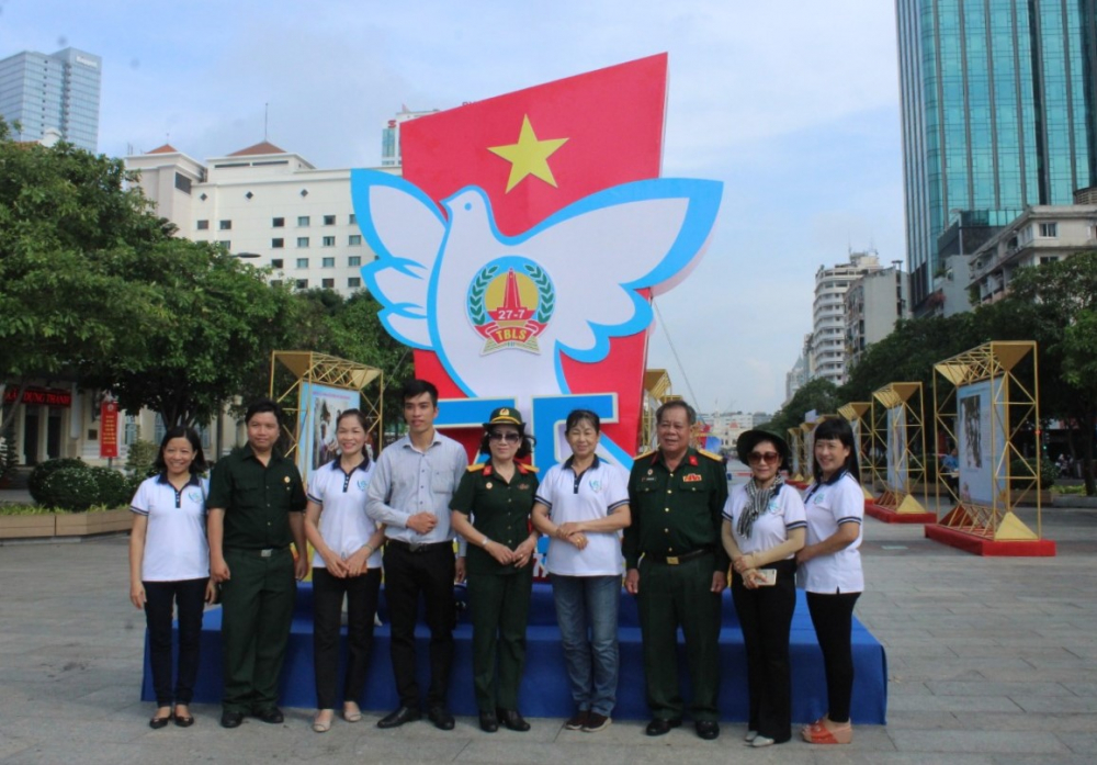 Các cựu chiến binh của quận Phú Nhuận có mặt từ rất sớm tại Triển lãm.