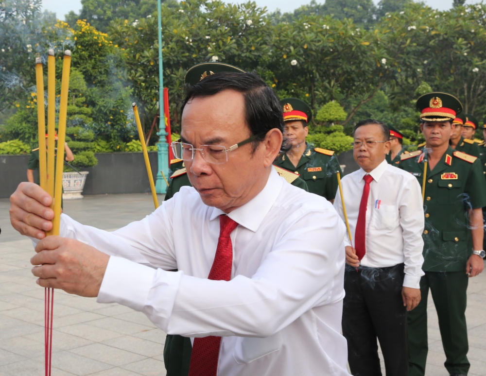 Bí thư Thành ủy TPHCM Nguyễn Văn Nên dẫn đầu đoàn lãnh đạo TPHCM thành kính dâng hương tưởng nhớ anh linh các anh hùng liệt sĩ.
