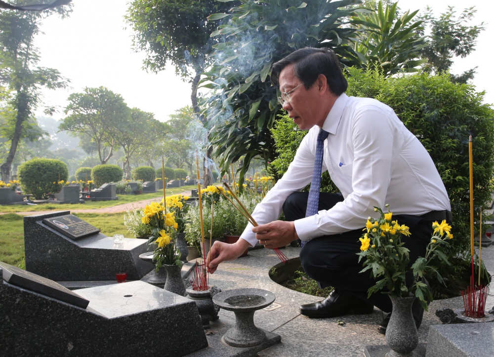 Chủ tịch UBND TPHCM Phan Văn Mãi thắp hương tri ân tại các mộ liệt sĩ - Ảnh: Tường Lam.