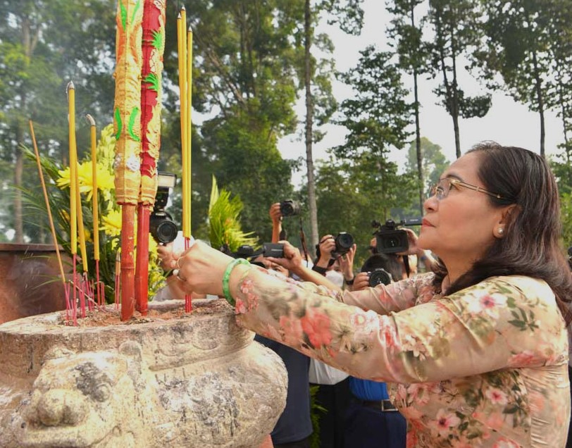 Phó bí thư Thành ủy, Chủ tịch HĐND TPHCM Nguyễn Thị Lệ dẫn đầu cũng đã đến dâng hoa, dâng hương các anh hùng liệt sĩ tại Đền tưởng niệm Liệt sĩ Bến Dược - Củ Chi