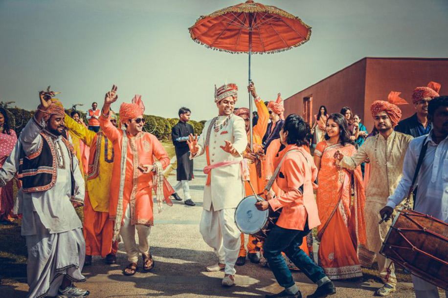 Lễ rước dâu ở Ấn Độ do nhà trai tổ chức thường rất ồn ào náo nhiệt - Ảnh: wedding sutra