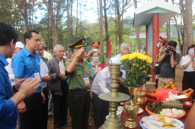 Trung tướng Châu Văn Mẫn và đoàn công tác dâng hương tại Trại B6 Phú An.