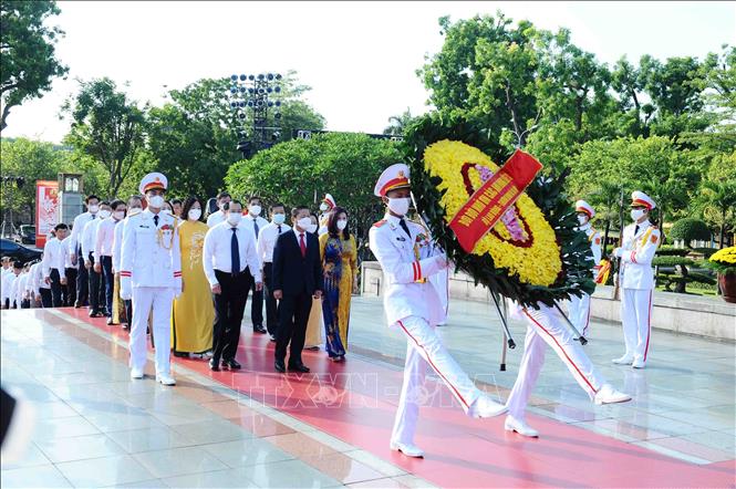 Đoàn Bộ Lao động – Thương binh và Xã hội đặt vòng hoa tại Đài tưởng niệm các Anh hùng liệt sỹ. 