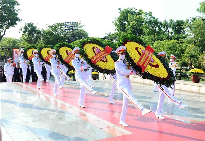 Đoàn Lãnh đạo Đảng, Nhà nước đặt vòng hoa tại Đài tưởng niệm các Anh hùng liệt sỹ