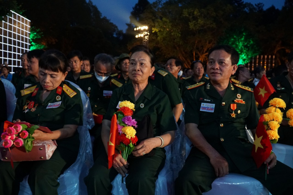Cô Nguyễn Thị Phương và các cựu chiến binh của huyện Hóc Môn tại Đền Tưởng niệm Liệt sĩ Bến Dược.