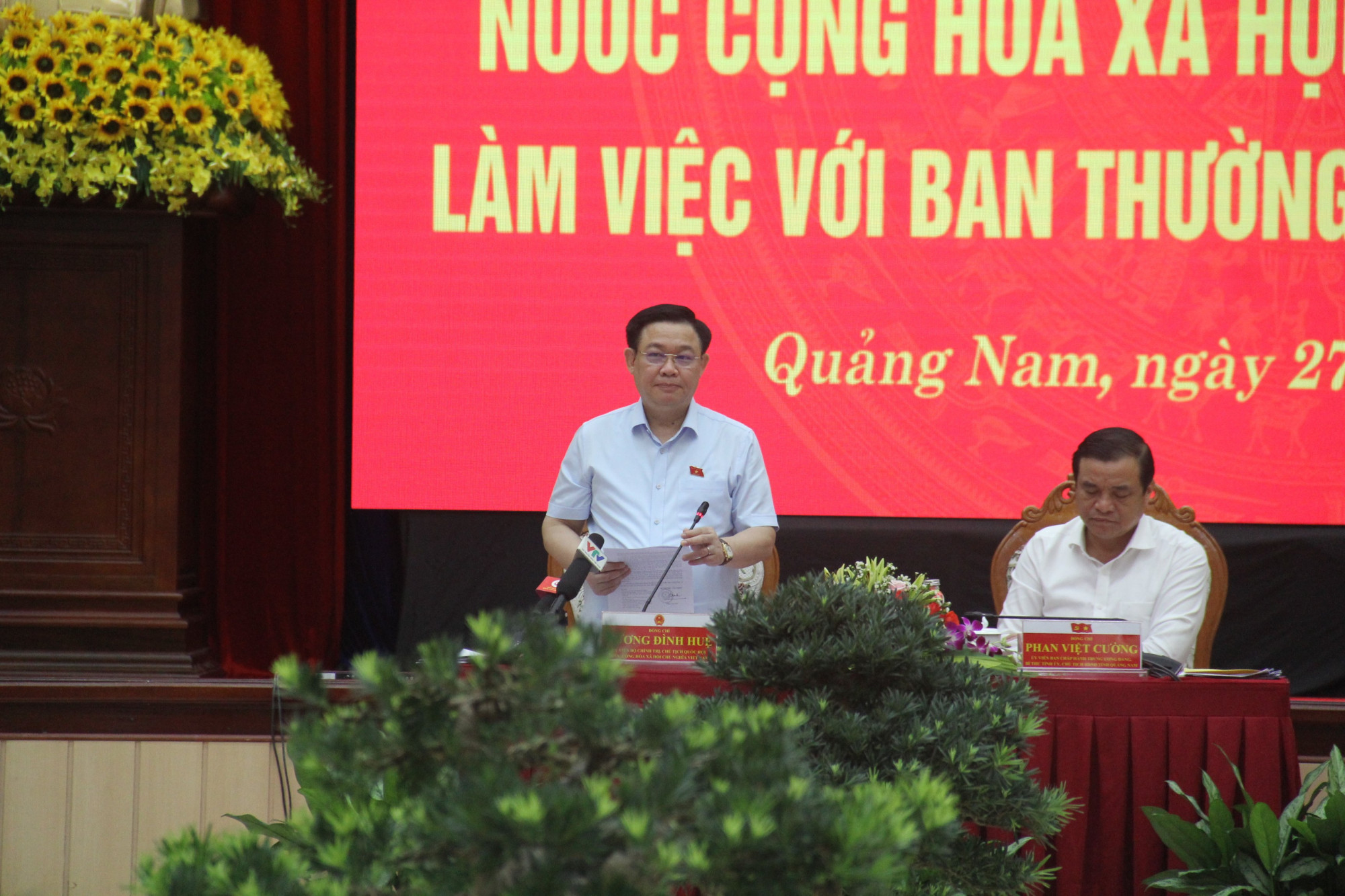 Chủ tịch Quốc hội Vương Đình Huệ cho rằng, tình trạng bỏ phí đất nông nghiệp, cũng như tồn tại nhiều dự án treo khiến cho việc phát triển kinh tế - xã hội của địa phương bị đình trệ