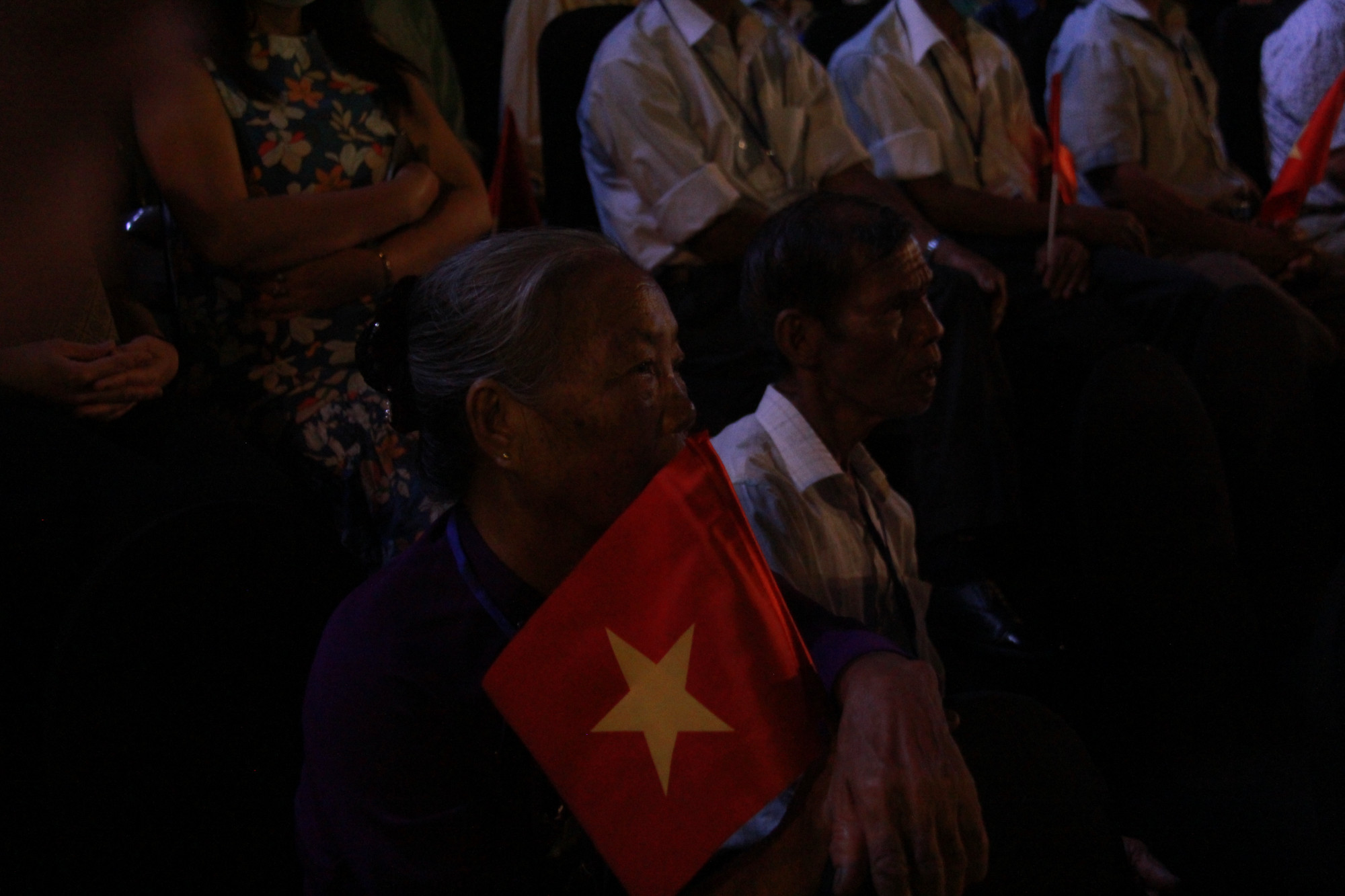 Từ sớm, bà Võ Thị Biểu (72 tuổi, trú tại P. An Phú, TP. Tam Kỳ) đã có mặt. Bà là thương bệnh binh 1/4, là đại biểu tham dự buổi lễ