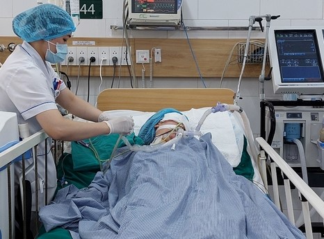Nữ bệnh nhân hôn mê sau khi hút thuốc lá điện tử 