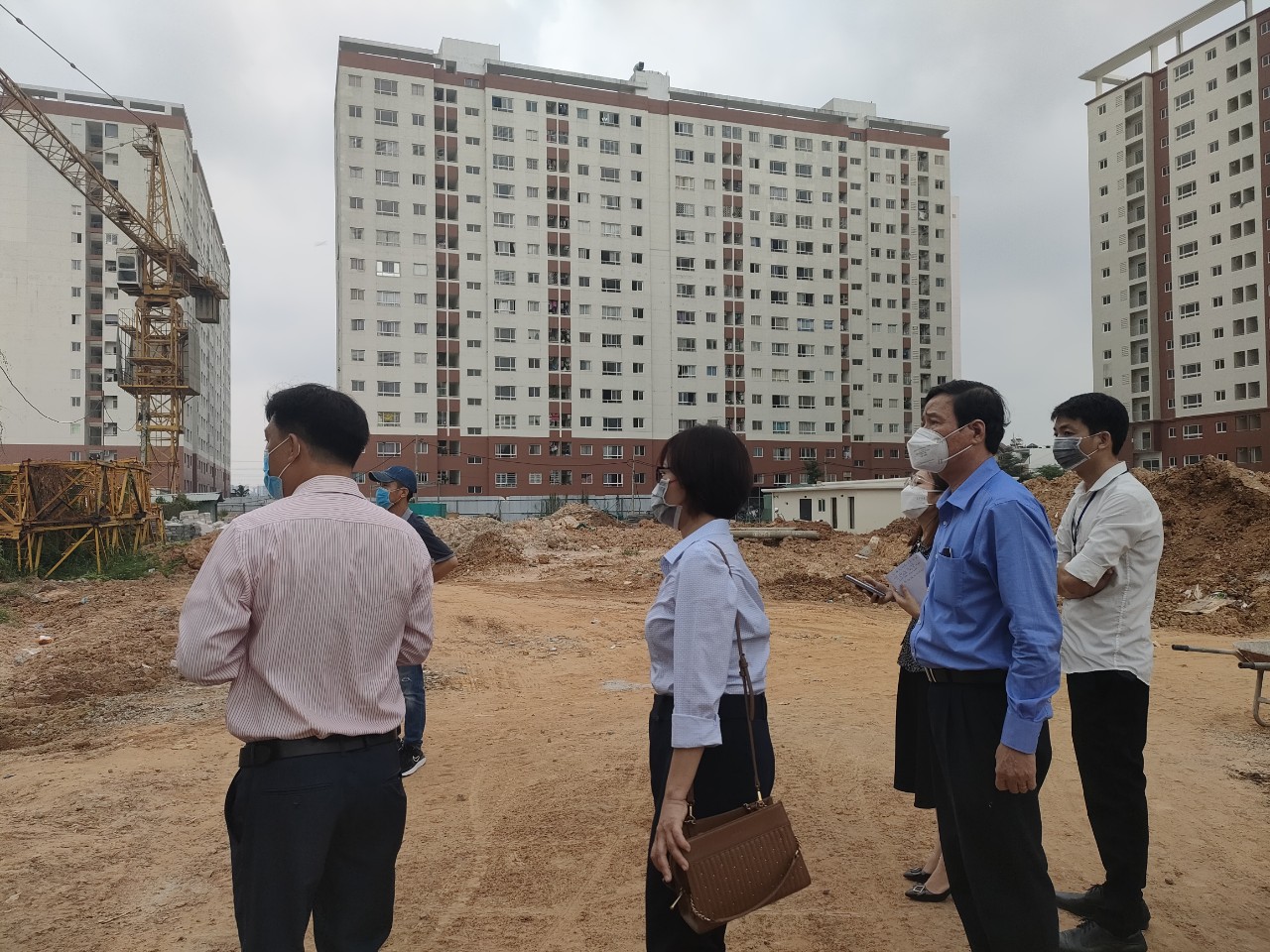 Ông Nguyễn Hữu Hưng - Phó giám đốc Sở Y tế cùng đoàn công tác kiểm tra công trình xây dựng tại Bình Tân, ảnh HCDC
