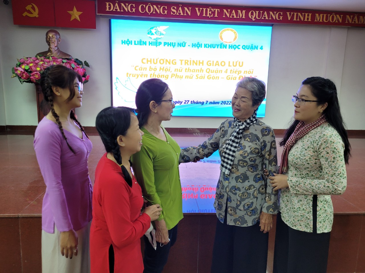 Bà Bùi Thị Son trong buổi giao lưu với các cán bộ, hội viên phụ nữ và lực lượng nữ thanh Q.4