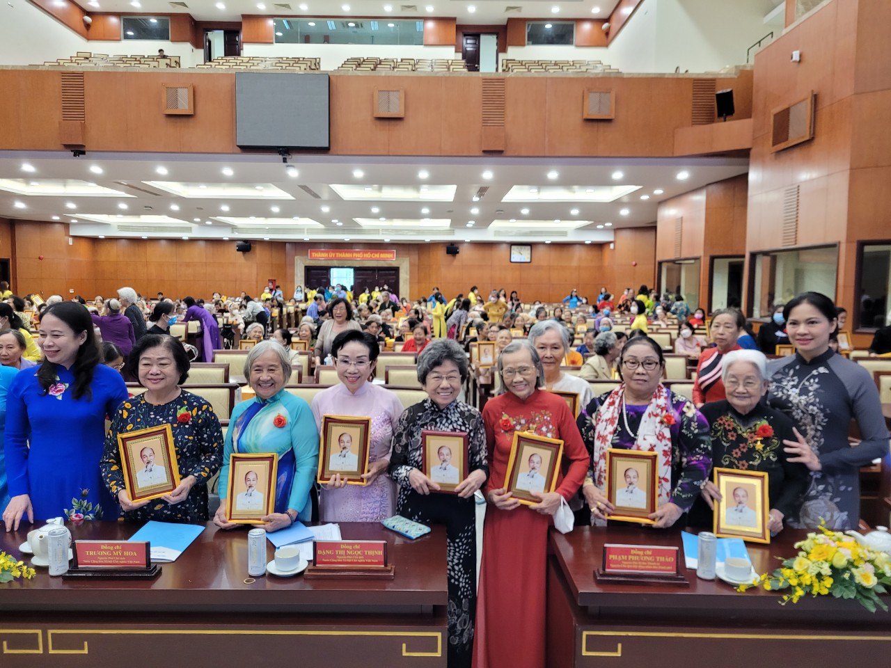 Các nữ cựu tù chính trị tạo buỏi họp mặt do Trung ương Hội LHPN Việt Nam phối hợp với Thành ủy TP.HCM tổ chức vào ngày 21/7