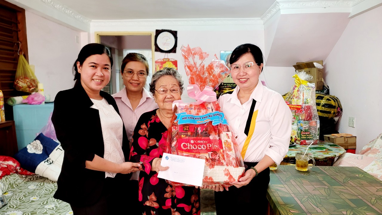 Bà Trần Thị Tuyết Hạnh - Chủ tịch Hội LHPN Q.5 (bìa phải) đến thăm và tặng quà cho Mẹ Việt Nam Anh hùng Lê Thị Tuyết Mai
