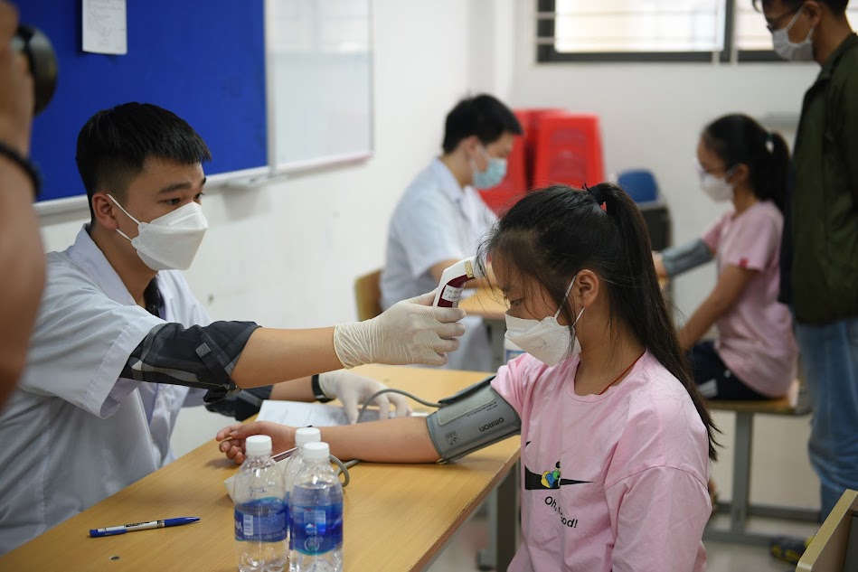 Tại nhiều quận của Hà Nội, tỷ lệ tiêm chủng cho trẻ 5-11 tuổi chỉ đạt 4 - 5%