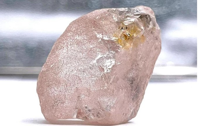 Viên đá 170 carat từ mỏ phù sa Lulo đã được đặt tên là Bông hồng Lulo. ẢNH: AFP