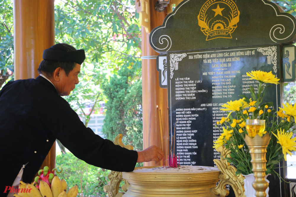 Từ sáng sớm ngày 27/7 tại Bia tưởng niệm 78 liệt sĩ và 20 mẹ Việt Nam anh hùng người dân làng Đồng Di Tây xã Phú Hồ không ai bảo ai, cùng nhau tề tụ về Khu vực Bia tưởng niệm cùng nhau sắp xếp lễ cúng theo nghi thức địa phương