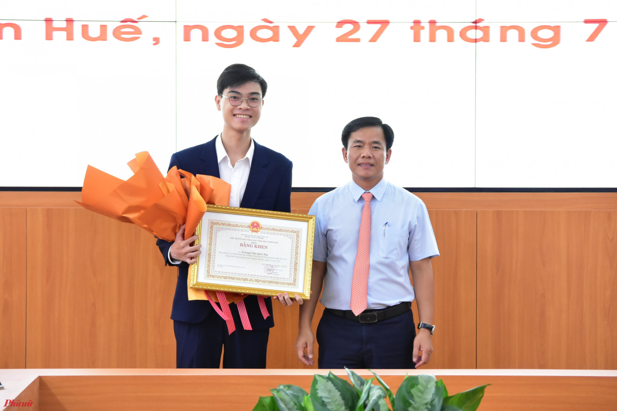 Ông Nguyễn Văn Phương, chủ tịch UBND tỉnh Thừa Thiên- Huế khen thưởng Quốc Đạt