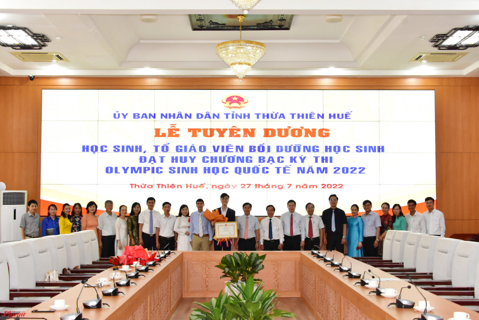 Lãnh đạo tỉnh, Sở GD-DT, Trường THPT chuyên Quốc học Huế cùng chụp hình lưu niệm với Quốc Đạt 