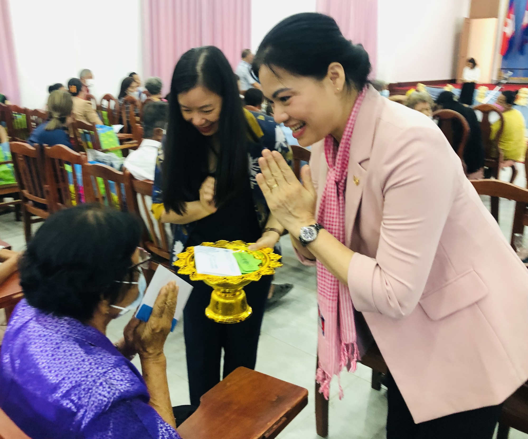 Bà Hà Thị Nga - Chủ tịch Hội LHPN Việt Nam tặng quà cho các phụ nữ từng giúp đỡ bộ đội Việt Nam sang làm nhiệm vụ quốc tế tại Campuchia