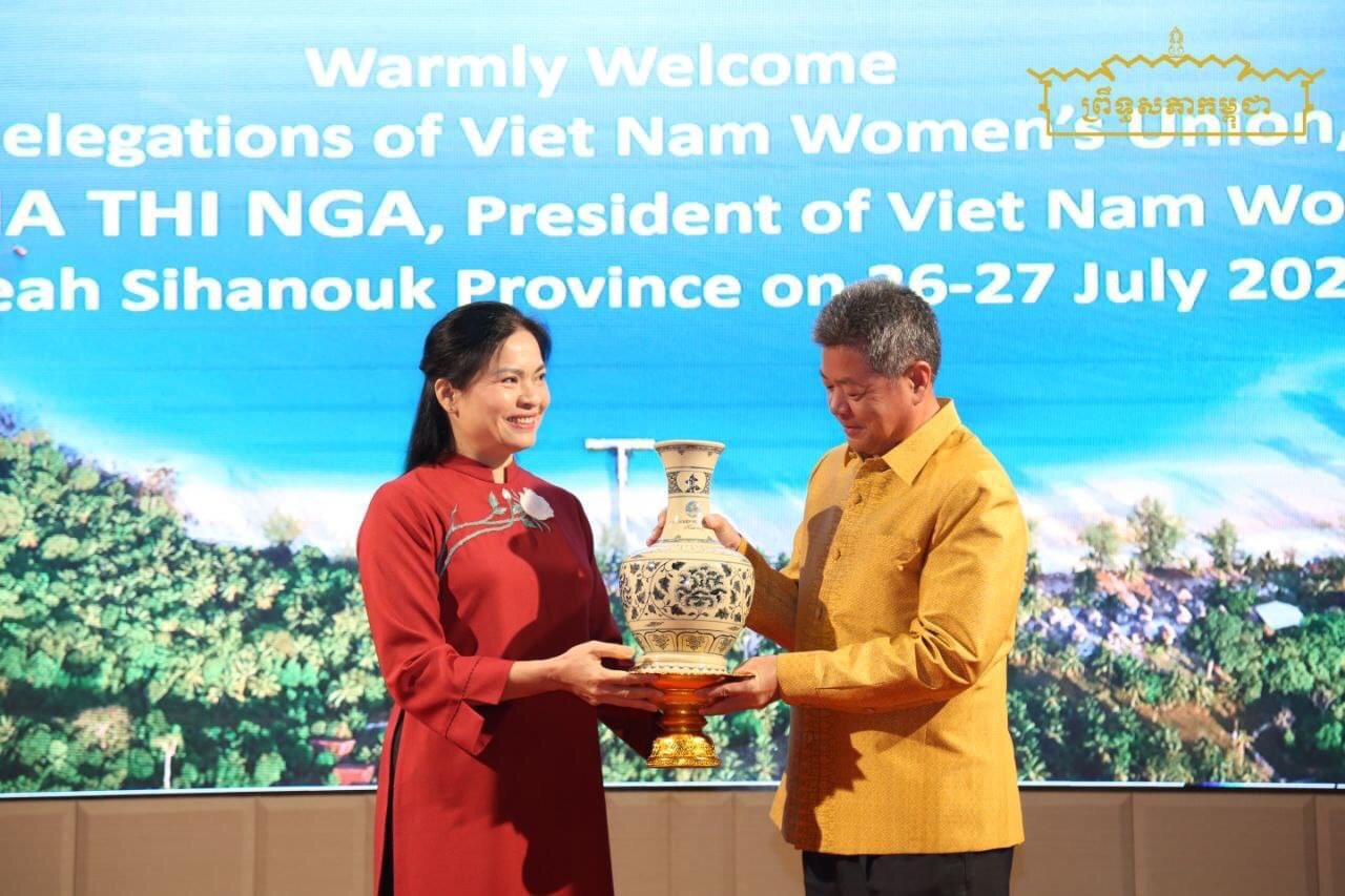 Ông Kuoch Chamroeun, Tỉnh trưởng tỉnh Preah Sihanouk (Campuchia) chào đón bà Hà Thị Nga, Ủy viên TƯ Đảng, Chủ tịch Hội LHPN Việt Nam và đoàn công tác đến thăm, làm việc tại tỉnh Preah Sihanouk
