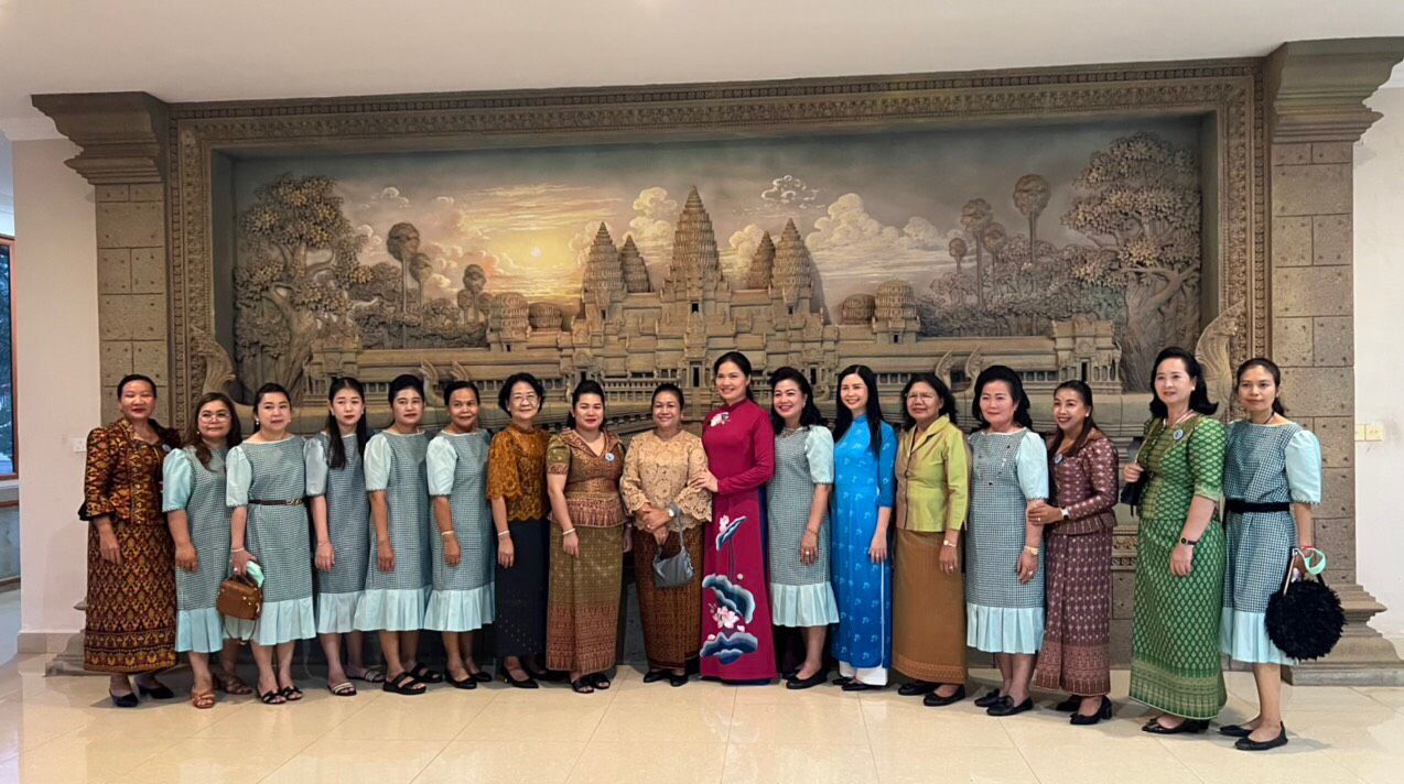 Đại diện Hội LHPN hai nước Việt Nam và Campuchia trong chuyến thăm và làm việc