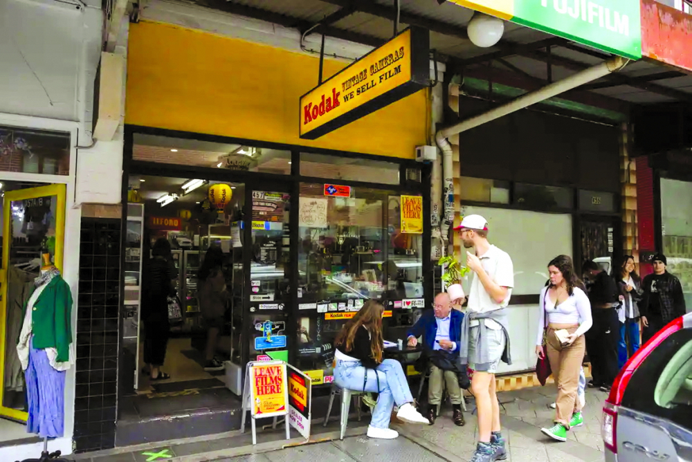 Một cửa hàng bán máy ảnh và phim cuộn tại Sydney, Úc
