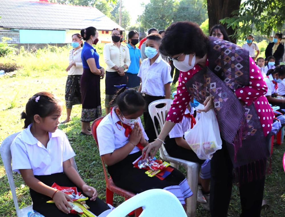 Chủ tịch Ủy ban MTTQ Việt Nam TPHCM Tô Thị Bích Châu phát kẹo cho các bé.