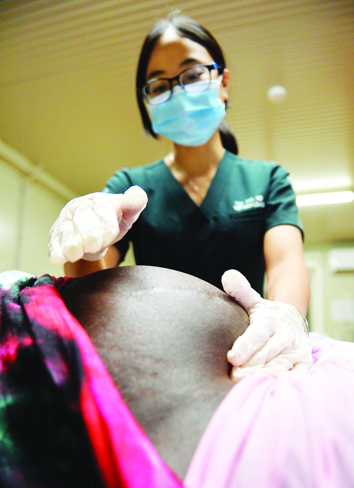Hoạt động khám chữa bệnh tại bệnh viện dã chiến qua ống kính của nhiếp ảnh gia Nguyễn Á