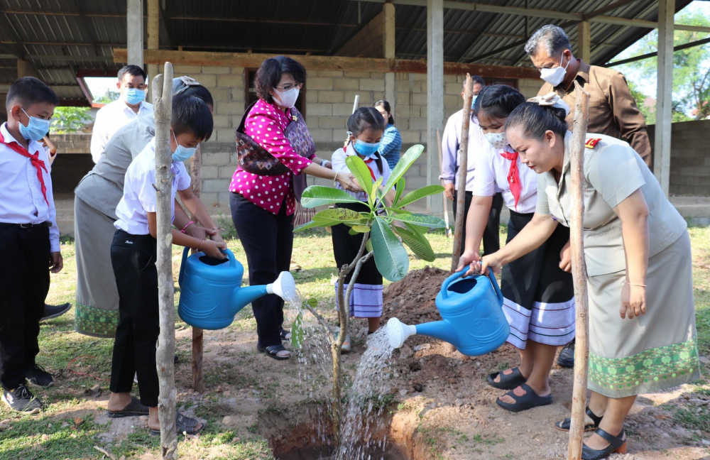 Cùng trồng cây bàng vuông từ Trường Sa - Việt Nam, một món quà của Ủy ban MTTQ Việt Nam TPHCM tặng trường mẫu giáo tại Đông Bòng.