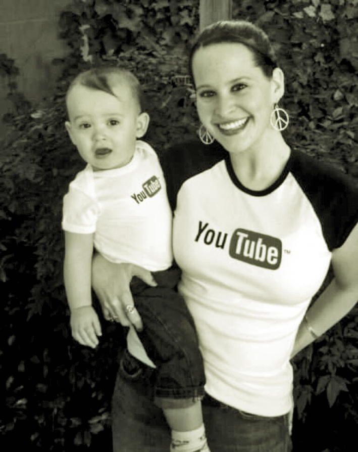 Lora và Tripp trong một shot ảnh quảng bá cho kênh YouTube của gia đình