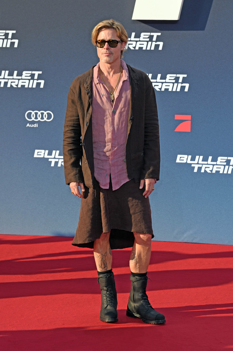 Brad Pitt mặc váy tại sự kiện ra mắt phim mới