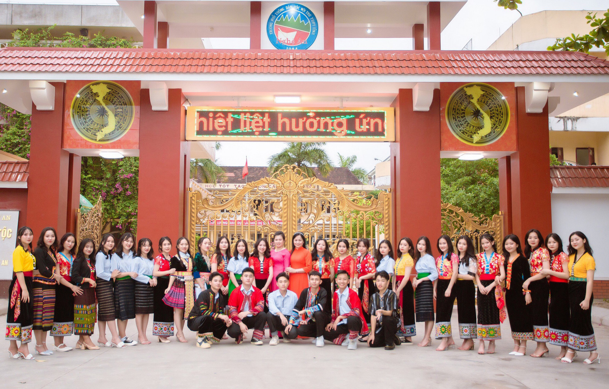 33 học sinh lớp 12D đều là con em người dân tộc thiểu số ở vùng cao Nghệ An