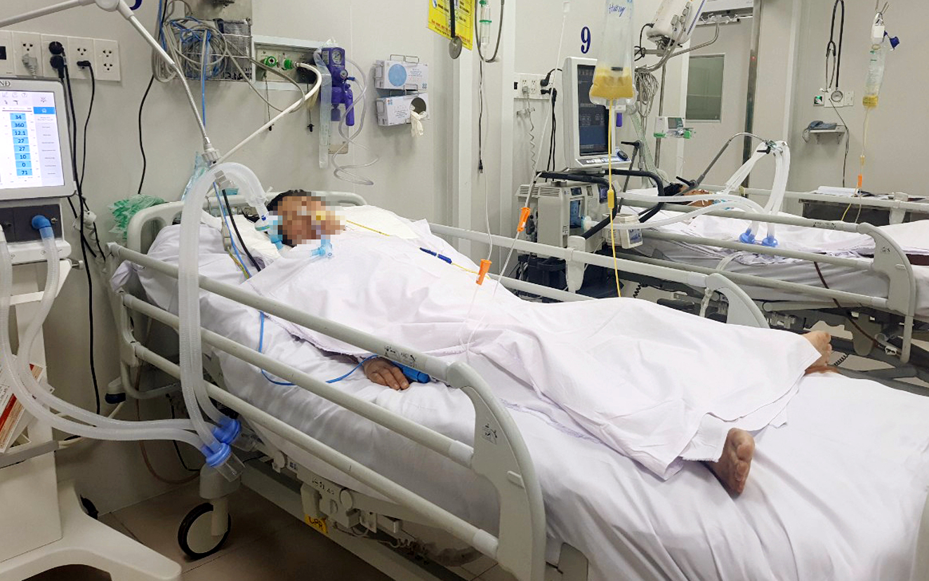 Một nữ bệnh nhân mắc bị sốc sốt xuất huyết, tổn thương đa cơ quan đang được điều trị tích cực tại phòng cách ly Khoa Bệnh nhiệt đới, Bệnh viện Chợ Rẫy  - ẢNH: P.A.
