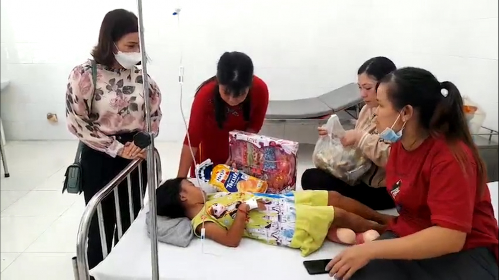 Bé Y đang được chăm sóc tại trung tâm y tế Đồng Phú