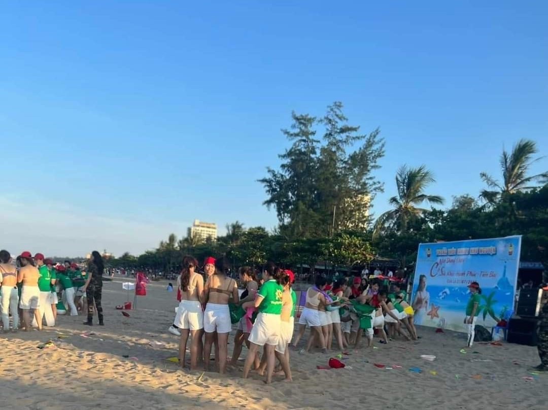 Nhóm du khách hơn 30 người tổ chức chơi team building ở biển Cửa Lò 