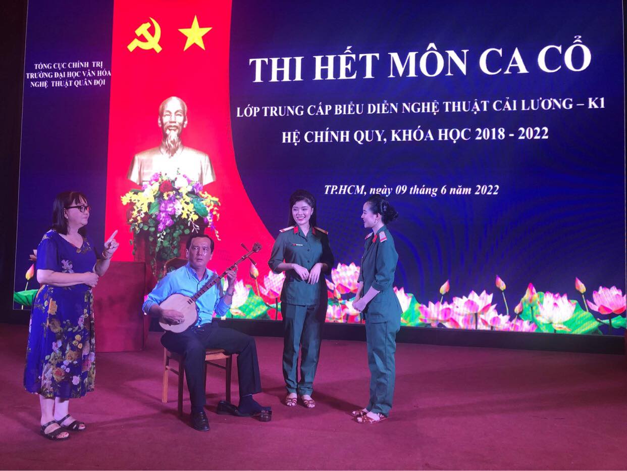 Thạc sĩ, nhạc sĩ Phan Nhứt Dũng – đạo diễn, giảng viên Kim Loan hướng dẫn ca cho Bảo Ngọc, Minh Thư (bìa phải)