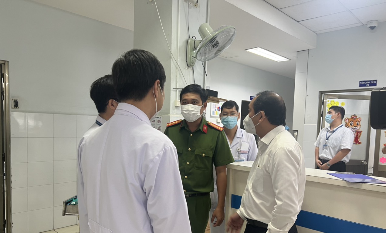 Lãnh đạo Sở Y tế và Ban giám đốc Bệnh viện Nhân dân Gia Định trao đổi với cơ quan chính quyền 