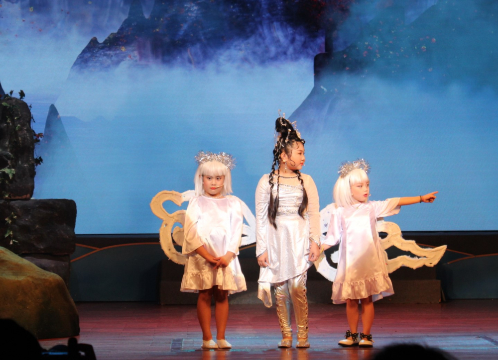 Lần đầu biểu diễn trên sân khấu nhưng bé Anh Thư - con gái NS ƯT Thy Trang (bìa phải) rất dạn sân khấu.