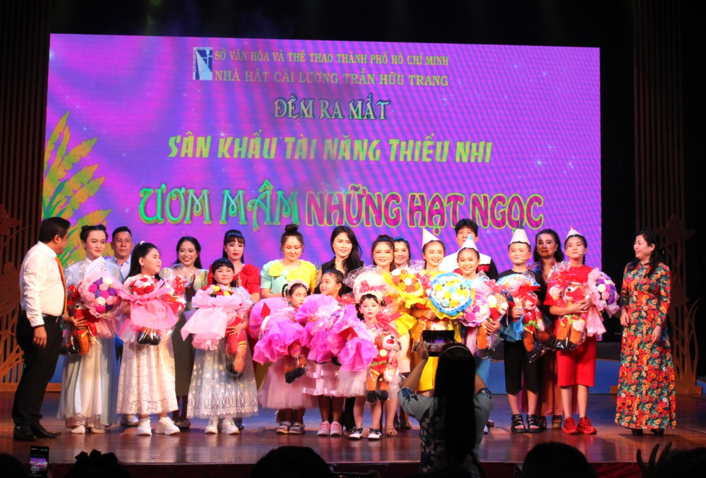 Tham gia Sân khấu Tài năng thiếu nhi là con em các nghệ sĩ, viên chức, người lao động của Nhà hát Cải lương Trần Hữu Trang.