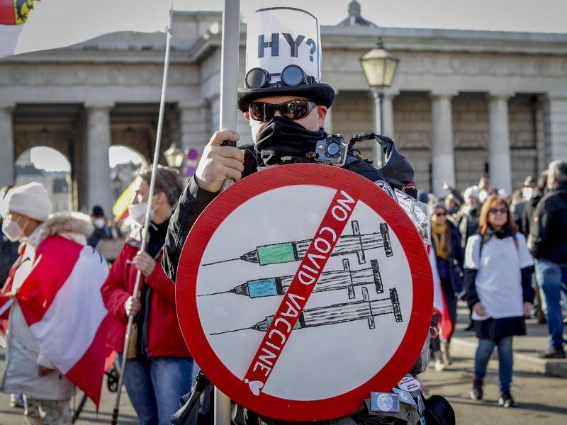 Nhiều nhóm phản đối vắc-xin COVID-19 xuất hiện ở Áo - Ảnh: AP